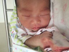 虽年过花甲，宝宝的降临却让他宛如新生